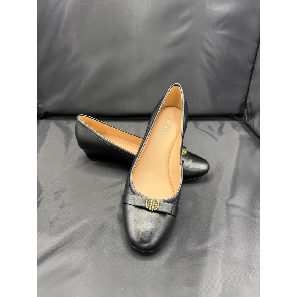 Cole Haan Malta Bow Wedge Pumps Black Leather Gold Logo Women's Sz 9.5